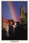 601958 Afbeelding van een regenboog naast de Domtoren (Domplein) te Utrecht met op de voorgrond de huizen Oudegracht 4 ...